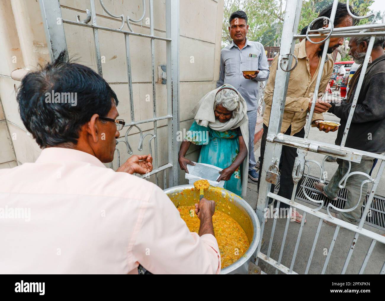 Delhi,India, 19th. March, 2023. Ramakrishna Mission New Dehli handing out free food for the poor in front of the Vivekananda Ashram in Paharganj,Delhi,India, Sunday19.03.2023.  © Juergen Hasenkopf / Alamy Live News Stock Photo
