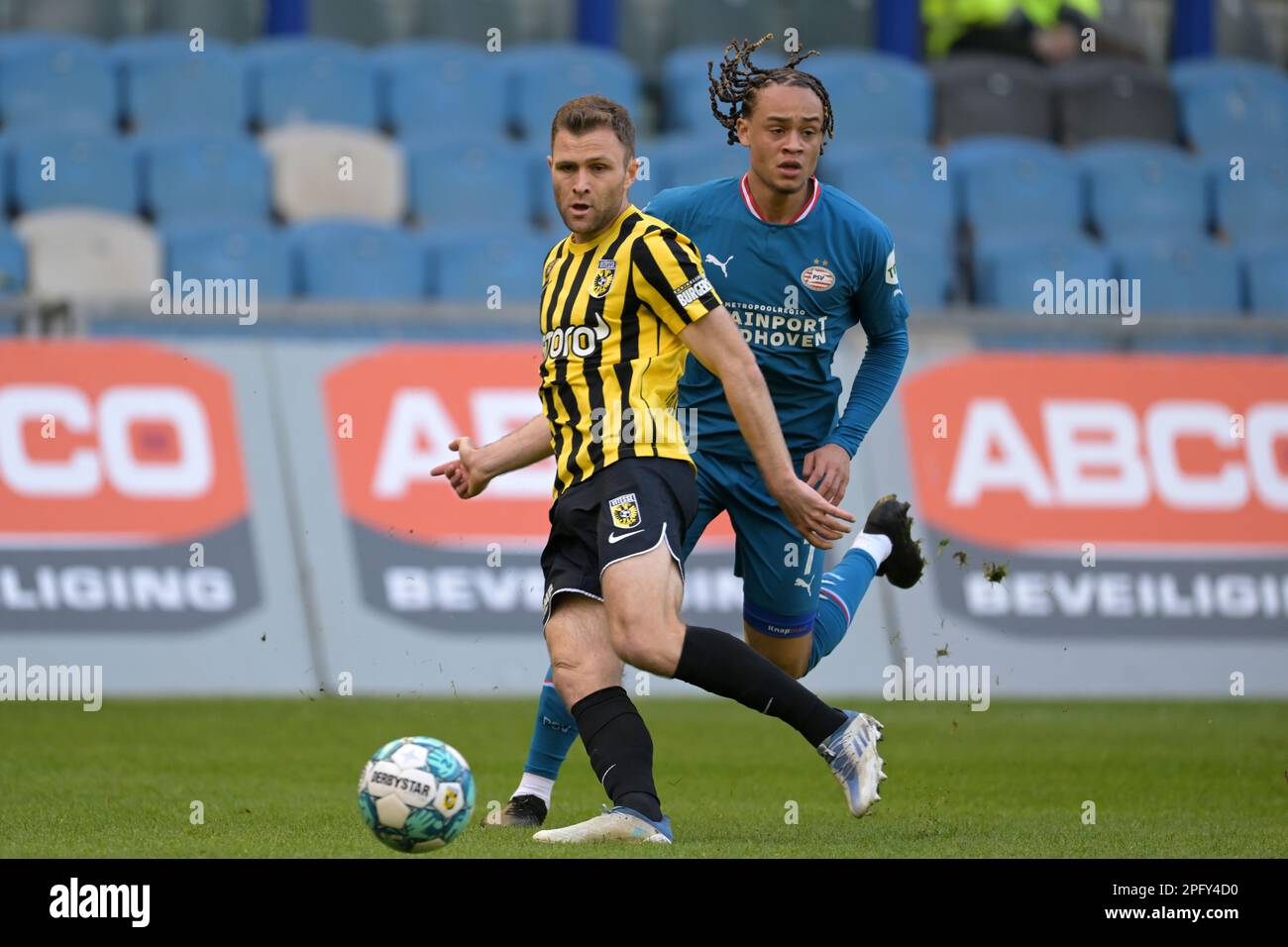 ARNHEM - (lr), Sondre Tronstad Of Vitesse, Xavi Simons Of PSV Eindhoven ...