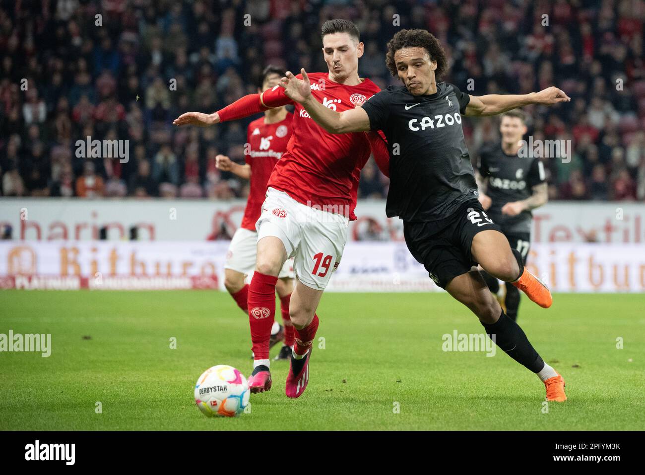 Mainz, Germany. 19th Mar, 2023. Soccer: Bundesliga, FSV Mainz 05 - SC Freiburg, Matchday 25, Mewa Arena. Mainz's Anthony Caci (l) and Freiburg's Kiliann Sildillia fight for the ball. Credit: Sebastian Gollnow/dpa - IMPORTANT NOTE: In accordance with the requirements of the DFL Deutsche Fußball Liga and the DFB Deutscher Fußball-Bund, it is prohibited to use or have used photographs taken in the stadium and/or of the match in the form of sequence pictures and/or video-like photo series./dpa/Alamy Live News Stock Photo