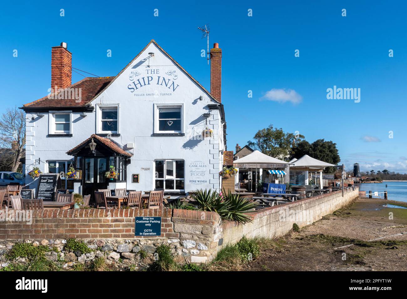 The Ship Inn in Langstone on Langstone Harbour, Hampshire, England, UK Stock Photo