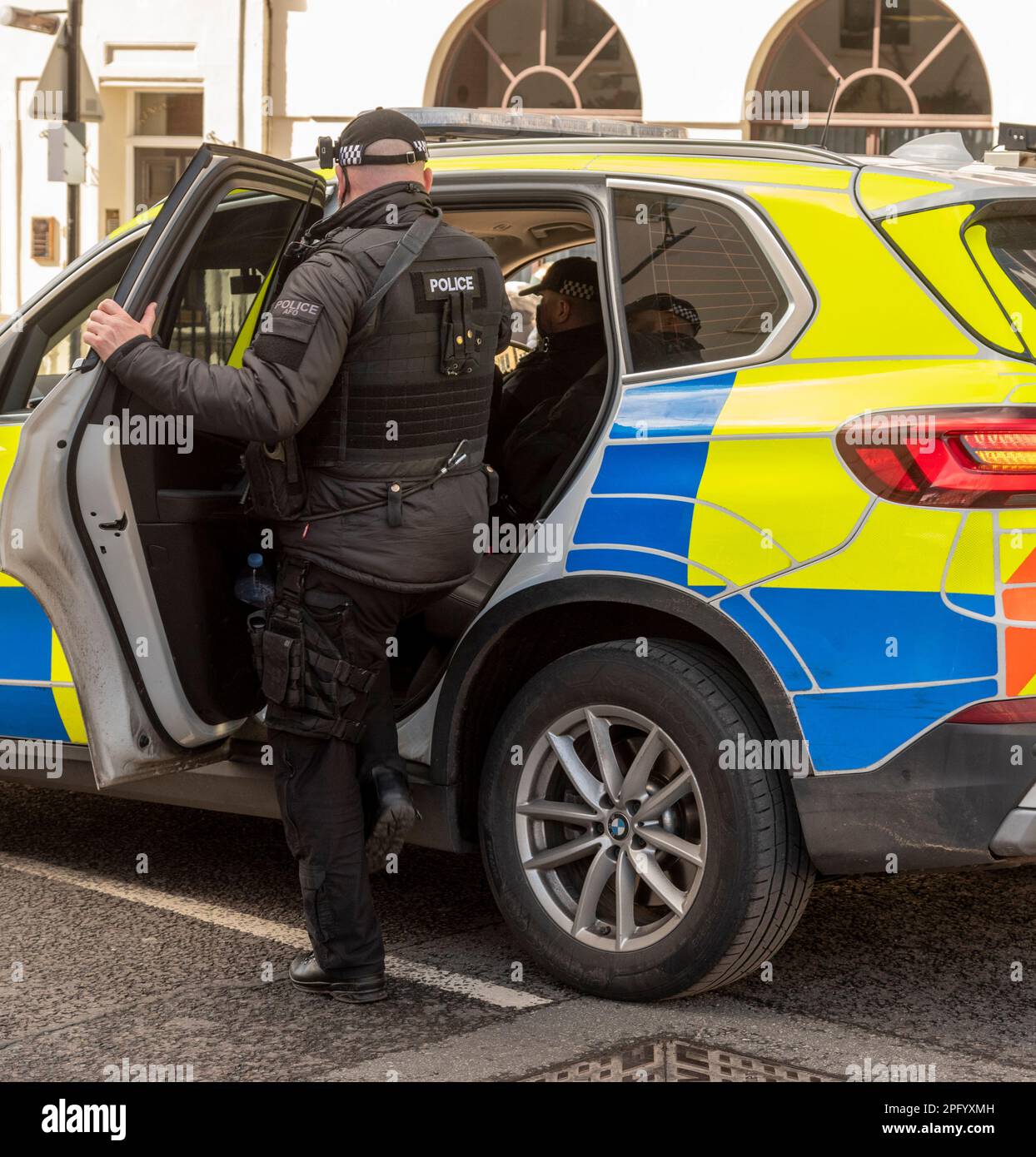 Windsor, Berkshire, England, UK. 2023. Armed police officer getting