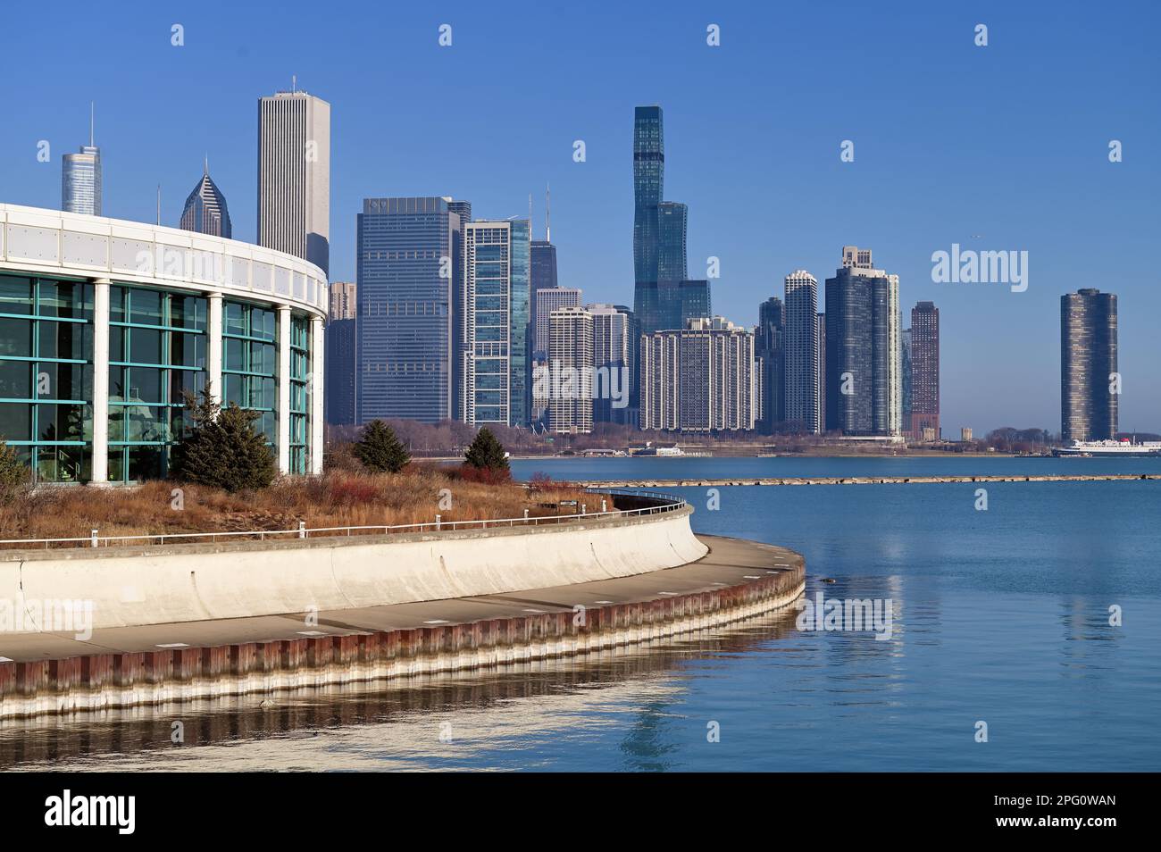 Chicago, Illinois, USA. The Shedd Aquarium, at left, (formally the John G. Shedd Aquarium) located south of the city's Loop on the Museum Campus. Stock Photo