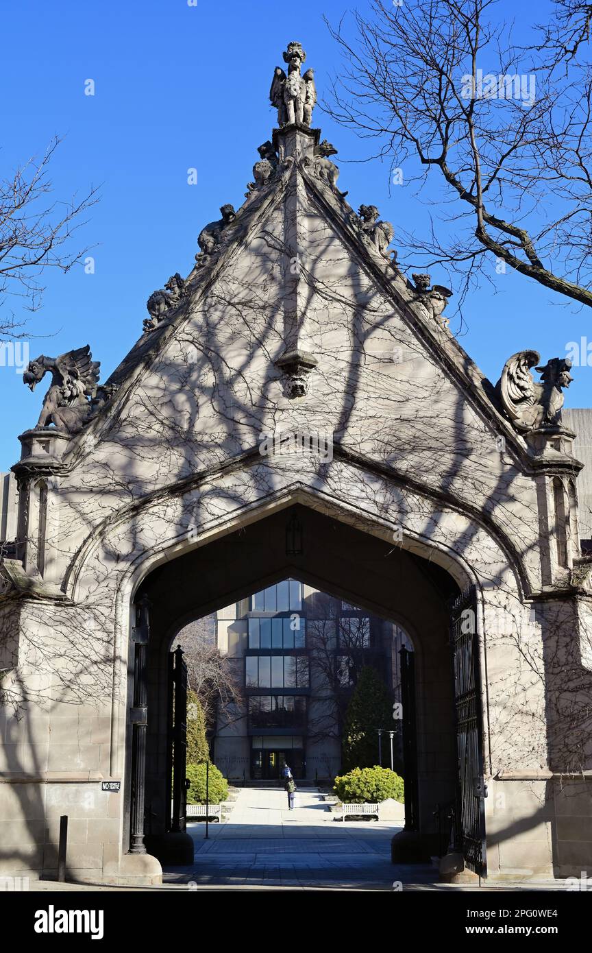 Chicago, Illinois, USA. Hull Gate on the campus of the University of Chicago. The archway provides passage between the school's two major libraries to Stock Photo
