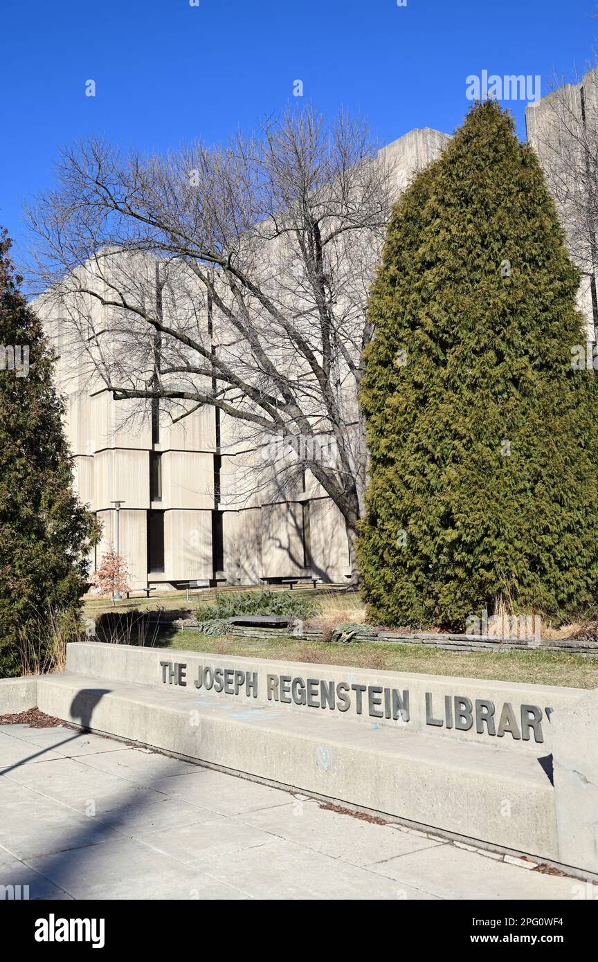 Chicago, Illinois, USA. The Joseph Regenstein Library on the pictuesque campus of the University of  Chicago. Stock Photo