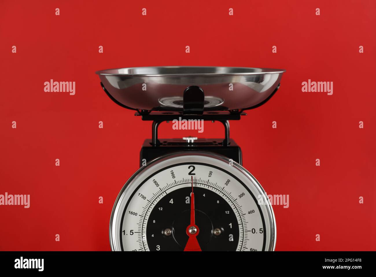 https://c8.alamy.com/comp/2PG14F8/retro-mechanical-kitchen-scale-on-red-background-closeup-2PG14F8.jpg