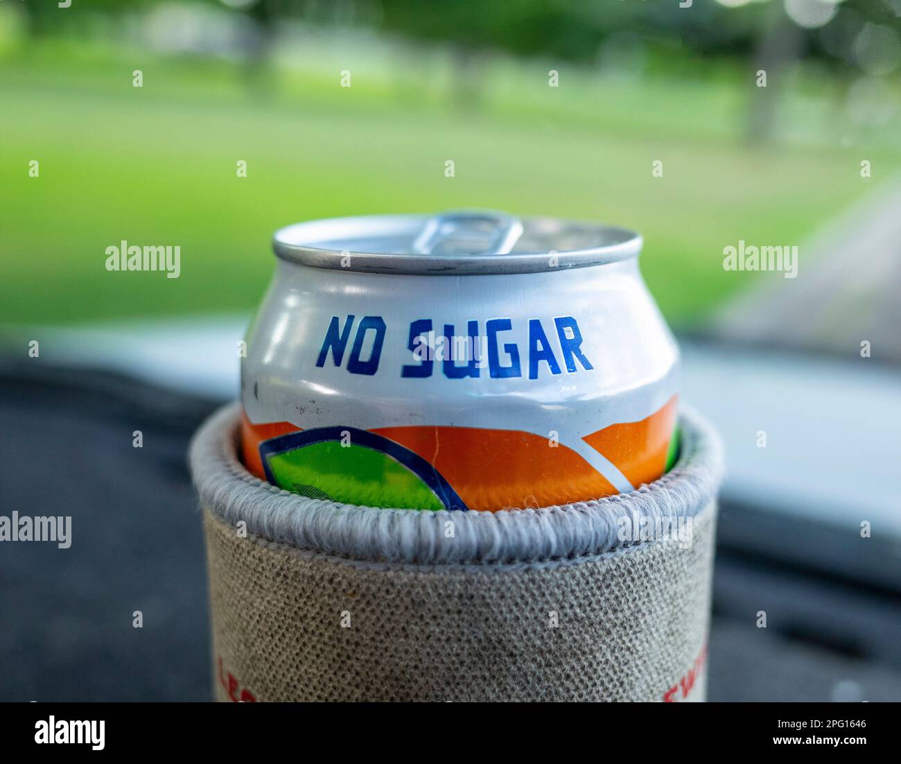 https://c8.alamy.com/comp/2PG1646/can-of-soda-with-no-sugar-clearly-signed-in-a-cooler-2PG1646.jpg