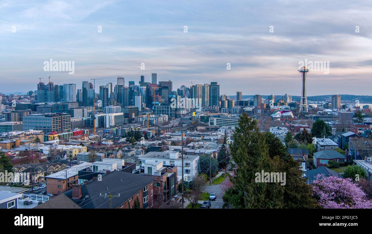 Seattle, Washington and Mount Rainier at sunset Stock Photo - Alamy
