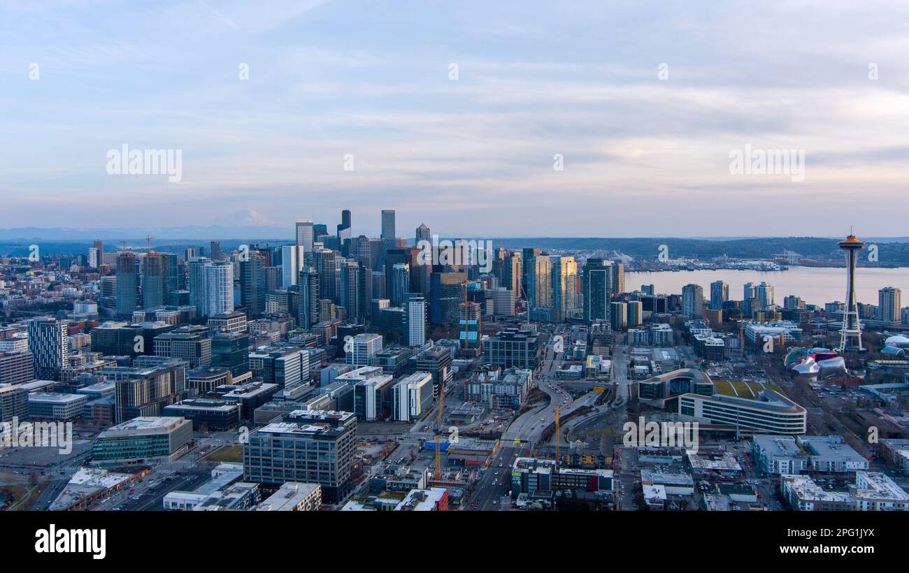 Seattle, Washington and Mount Rainier at sunset Stock Photo - Alamy