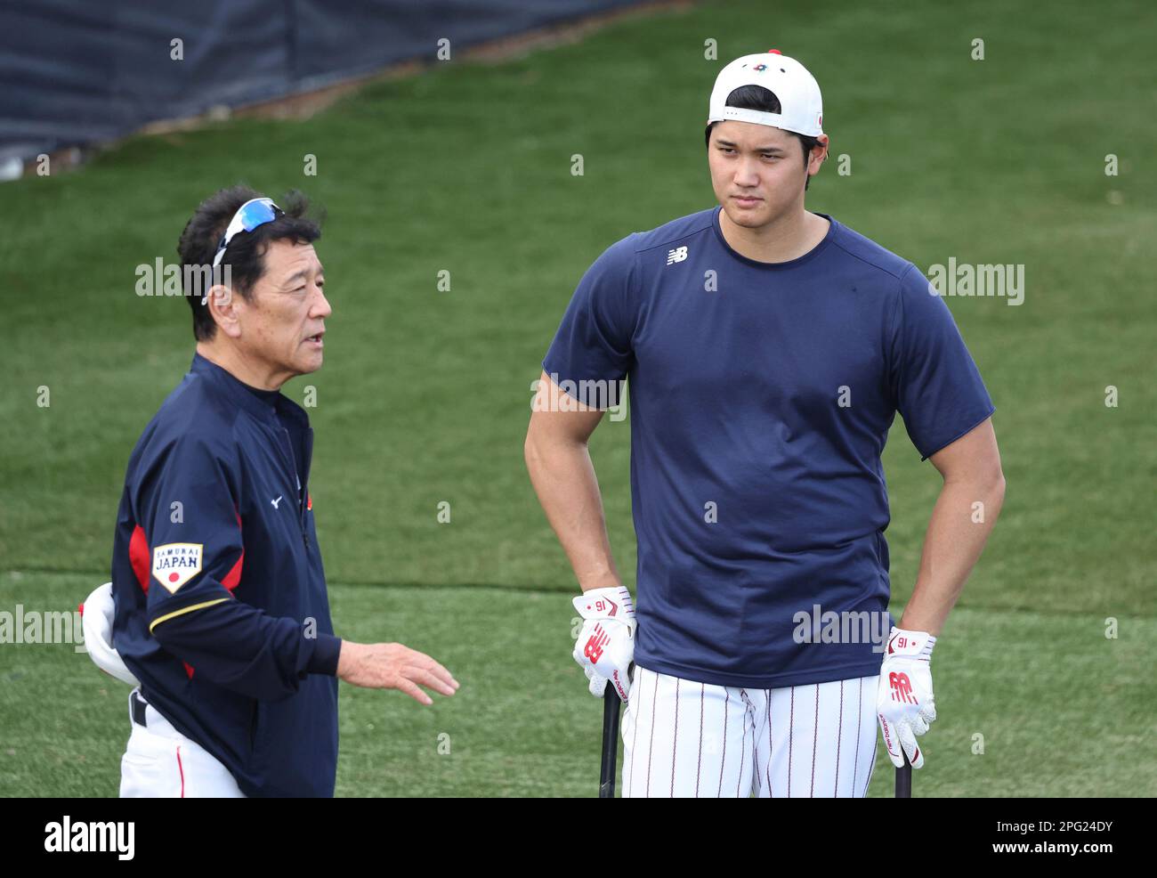 Japanese national baseball team manager Hideki Kuriyama (L) chats