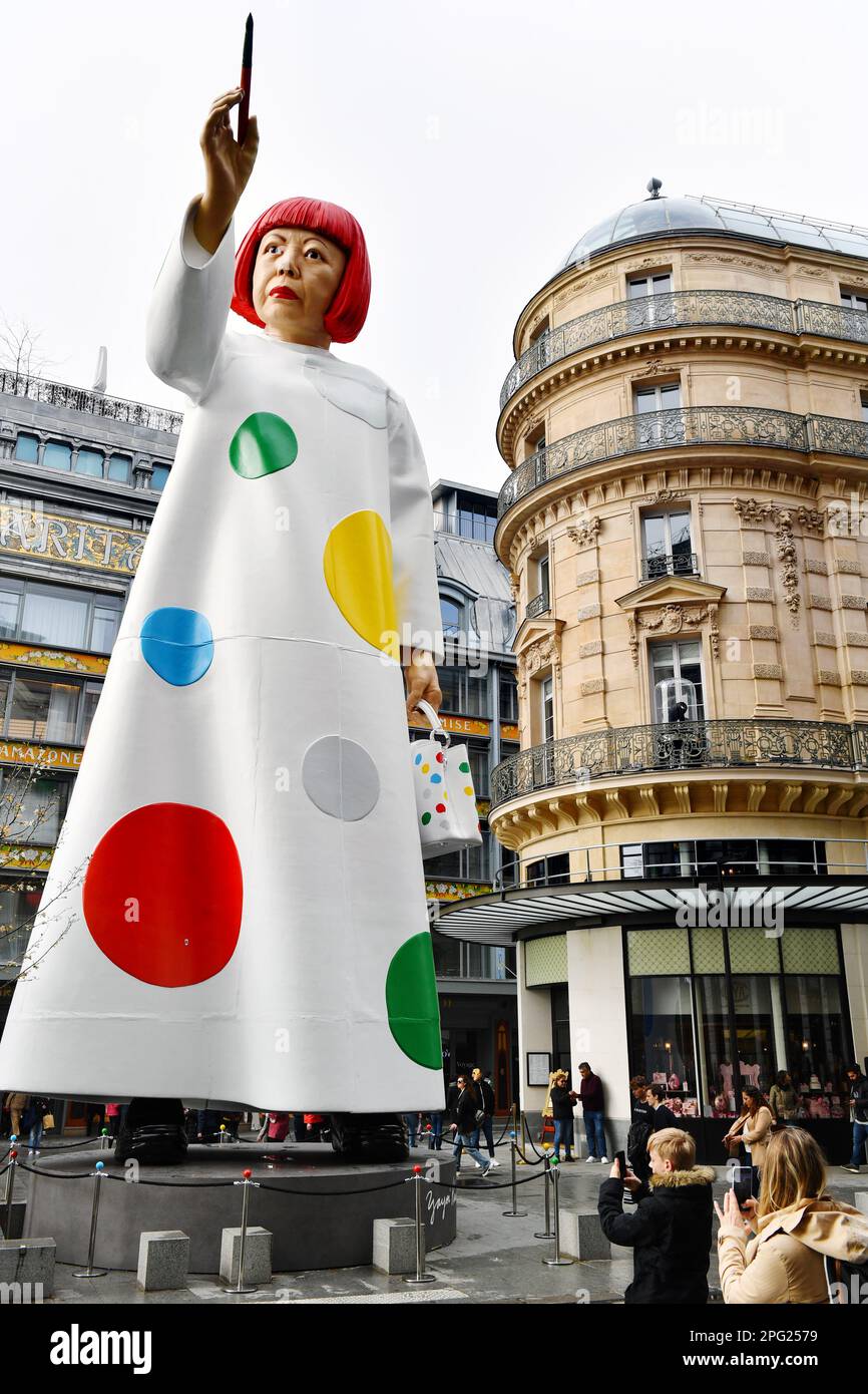 La gigantesque Yayoi Kusama devant le siège de Louis Vuitton, face