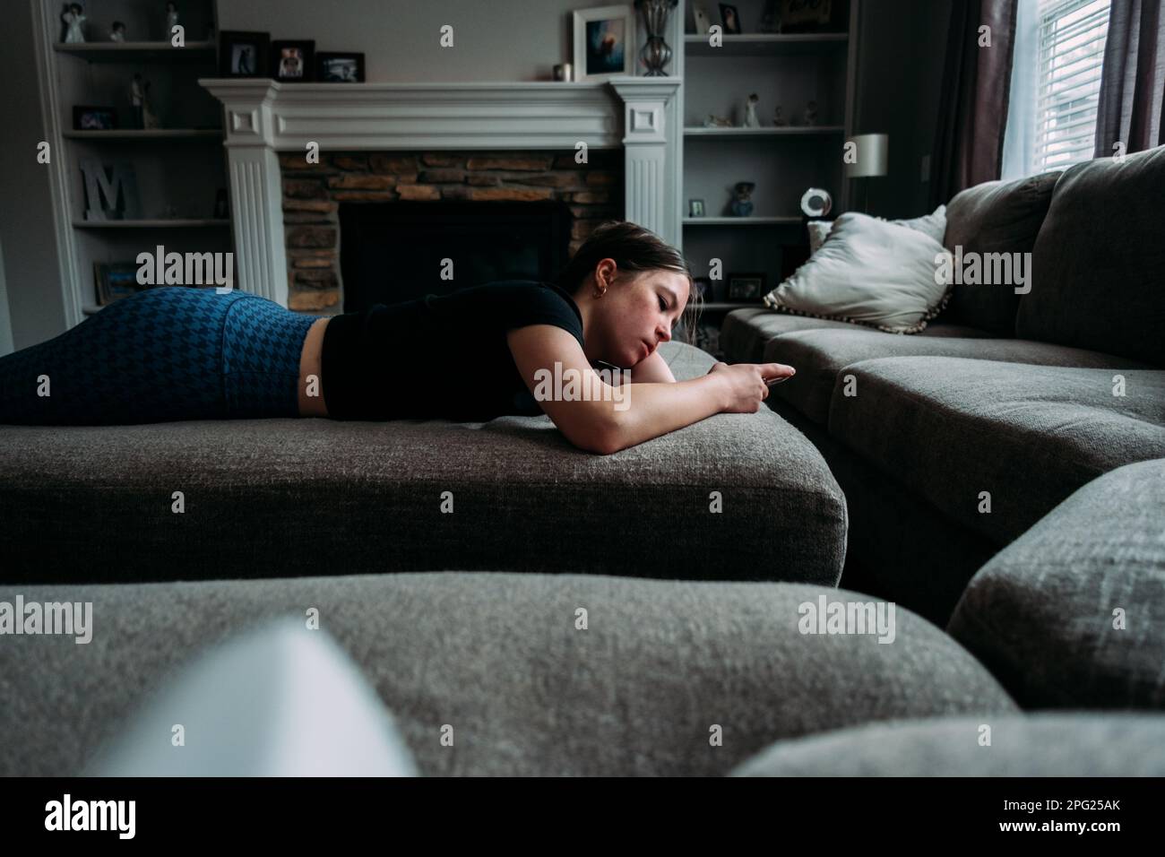 Teen on phone hi-res stock photography and images - Alamy