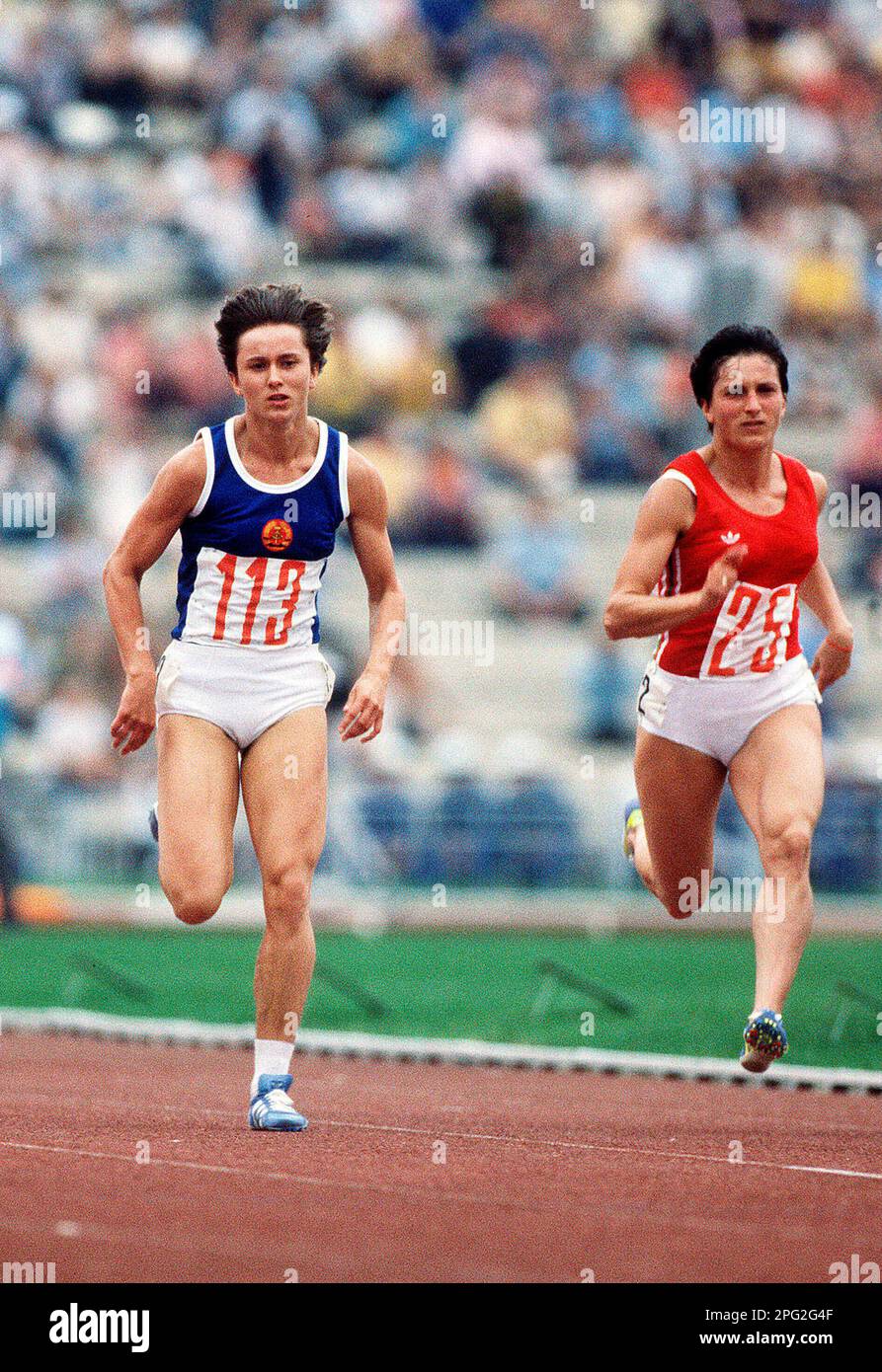 ARCHIVE PHOTO: Marlies GOEHR will be 65 on March 21, 2023, Marlies GOEHR (left), OELSNER, GOHR, GDR, athlete, action, 200 m run, sprint, left Claudia STEGER, GER, at the European Athletics Championships in Rome from 29.08.-06.09.1987, ?SVEN SIMON, Princess-Luise-Str.41#45479 Muelheim/Ruhr#tel.0208/9413250#fax 0208/9413260#account 1428150 C ommerzbank E ssen BLZ 36040039 #www.SvenSimon.net# e-mail: SvenSimon@t-online.de. Stock Photo