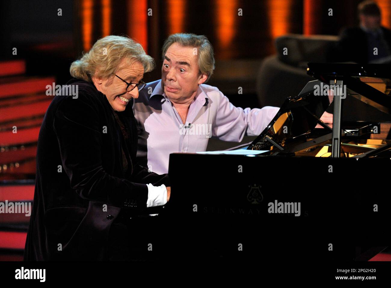 ARCHIVE PHOTO: Andrew LLOYD-WEBBER will be 75 years old on March 22, 2023, moderator Thomas GOTTSCHALK and composer Andrew LLOYD WEBBER, at the piano, Wetten that.? from Salzburg, 03/27/2010. ?SVEN SIMON#Prinzess-Luise-Strasse 41#45479 Muelheim/R uhr #tel. 0208/9413250#fax. 0208/9413260#GLSB bank, account no.: 4030 025 100, BLZ 430 609 67# www.SvenSimon.net. Stock Photo