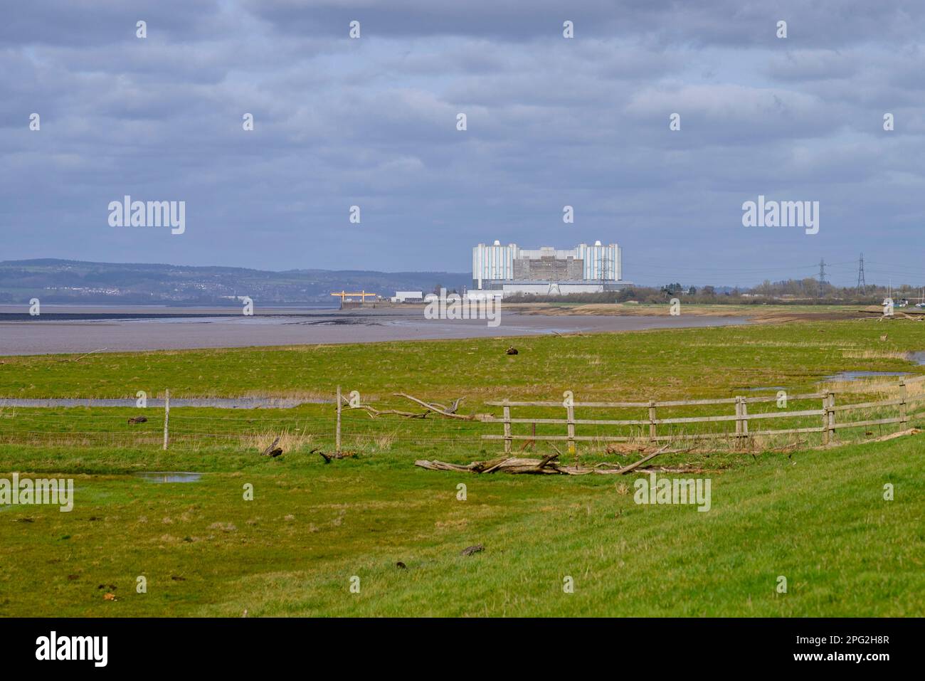 Oldbury nuclear power station on the banks of the River Severn Estuary, Oldbury-on-Severn, South Gloucestershire, England, UK Stock Photo