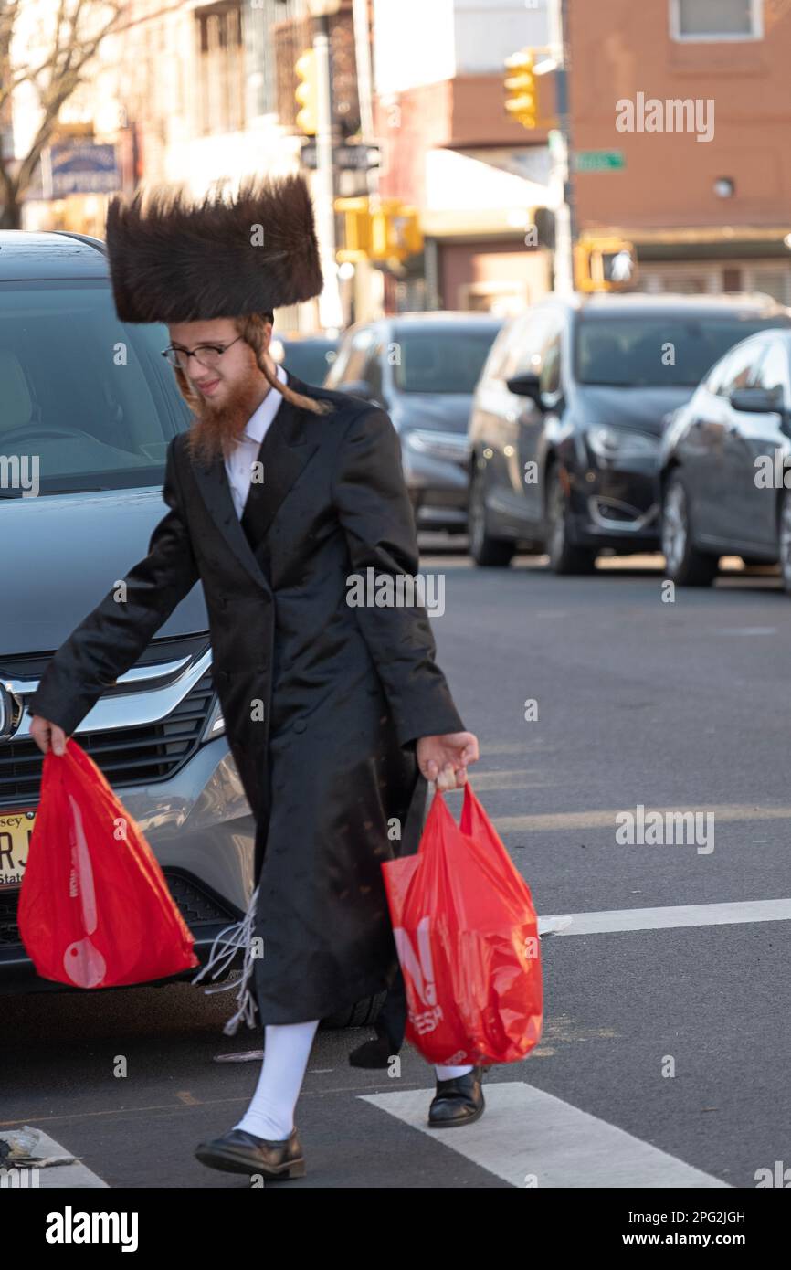 A Hasidic Jewish man with long peyus wearing a shtreimel fur hat shops on Lee Avenue in Williamsburg Brooklyn New York Stock Photo Alamy