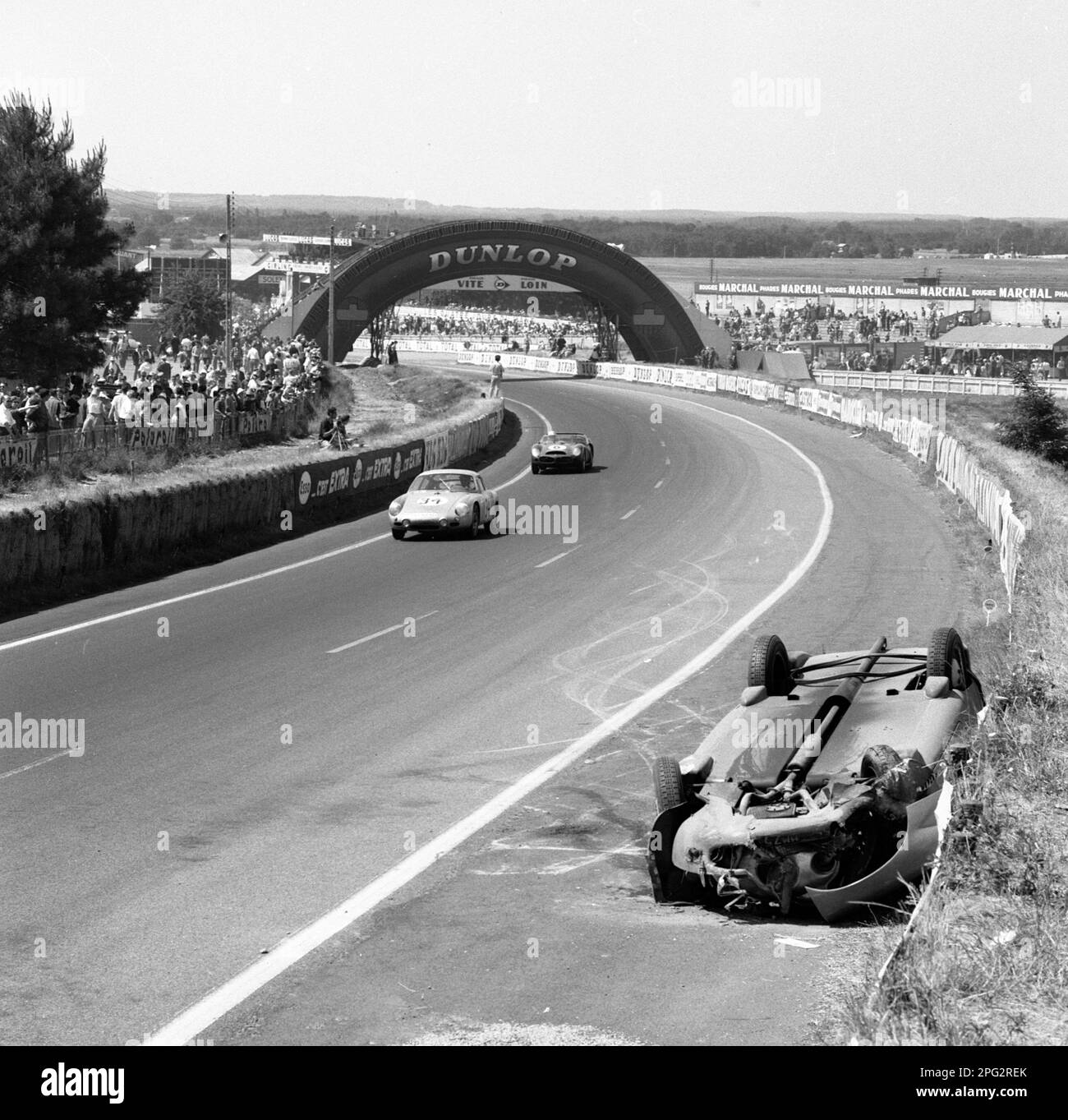 1962 Le Mans.Porsche 356B Carrera GTL, Barth-Herrmann and Ferrari 330 TRI/LM of Gendebien - P Hill Stock Photo