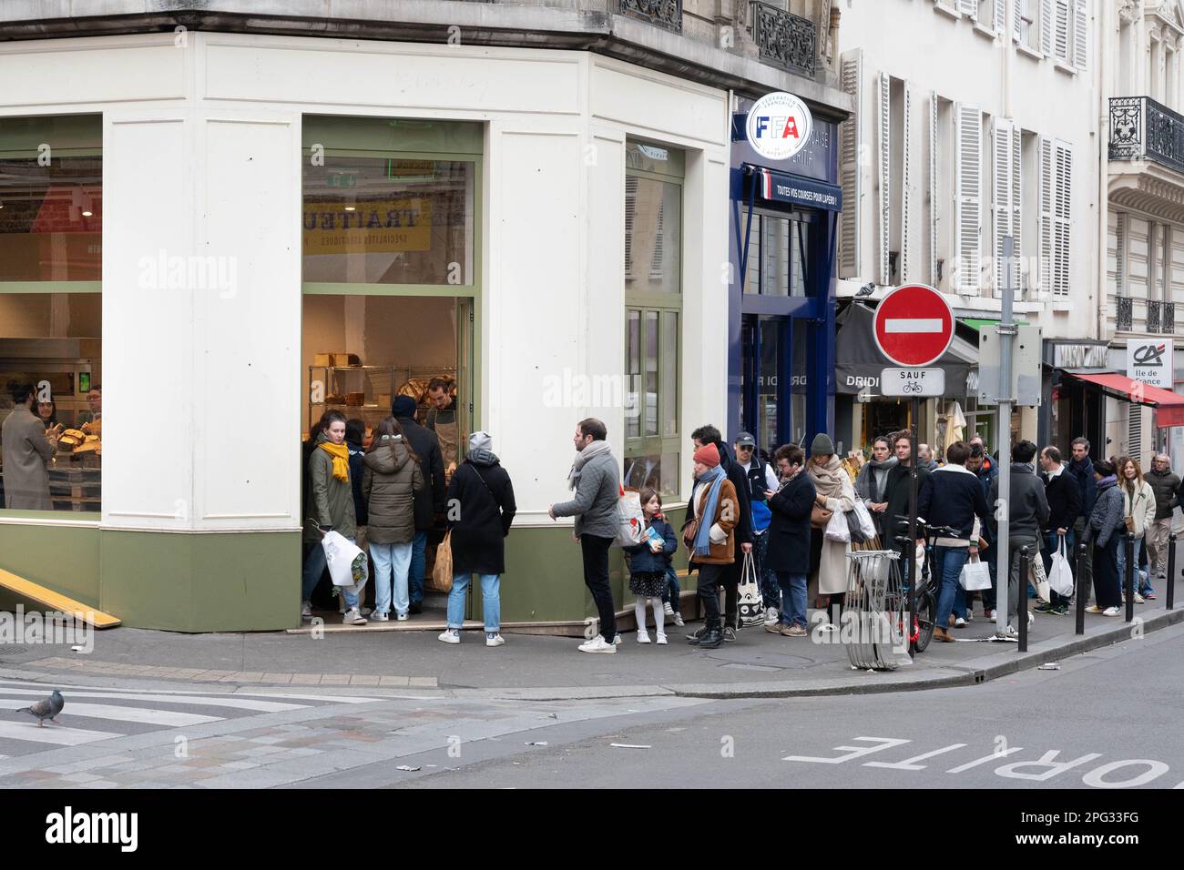 Customers queueing for great bread and  pastries at Le Pain Retrouve' at 18 Rue des Martyrs, near Montmartre, Paris, France Stock Photo