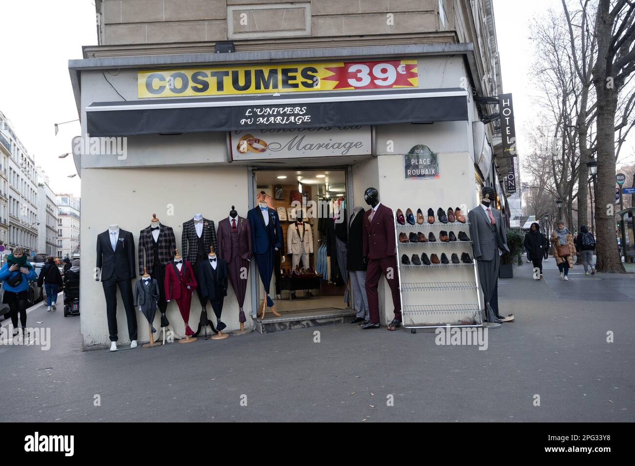 L'Univers du Mariage, a wedding shop in Paris with mannequins outside Stock Photo