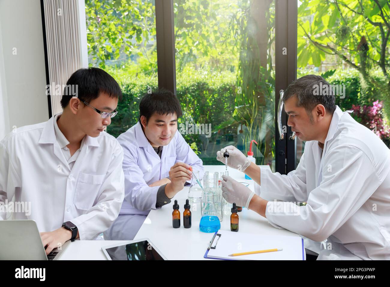 Team laboratory hi-res stock photography and images - Alamy