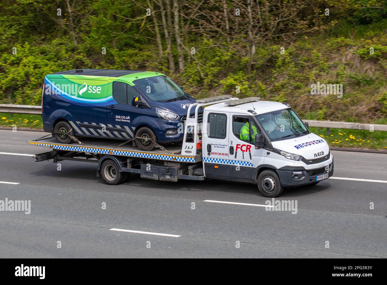Broken down SSE Smart Metering on IVECO DAILY 70C17 2998 cc Diesel FCR 24HR Roadside RECOVERY TRUCK;  travelling on the m6 motorway, UK Stock Photo