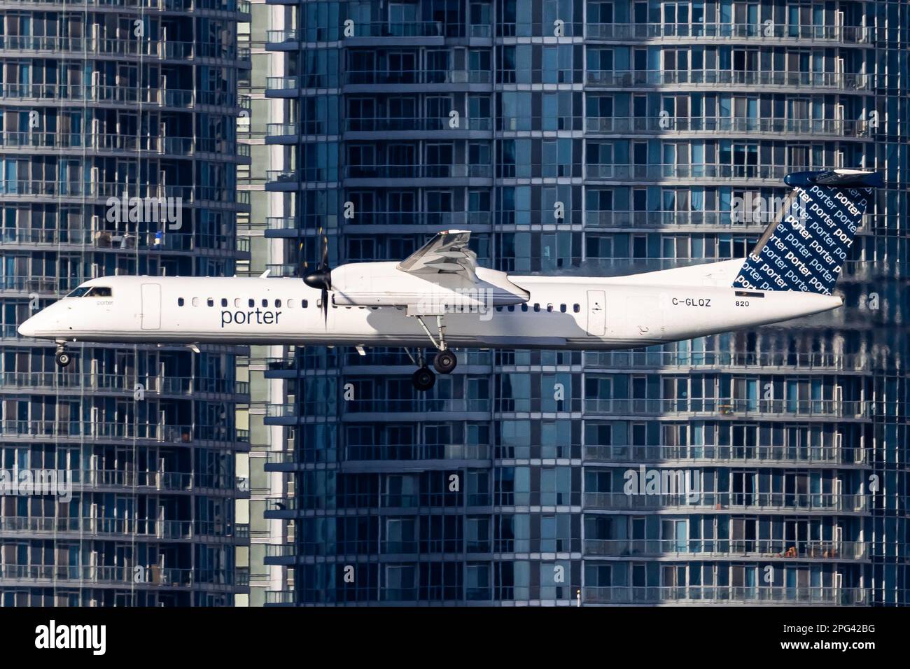PORTER AIRLINES DH8 Q400 Landing in Toronto City Airport YTZ/CYTZ Stock Photo