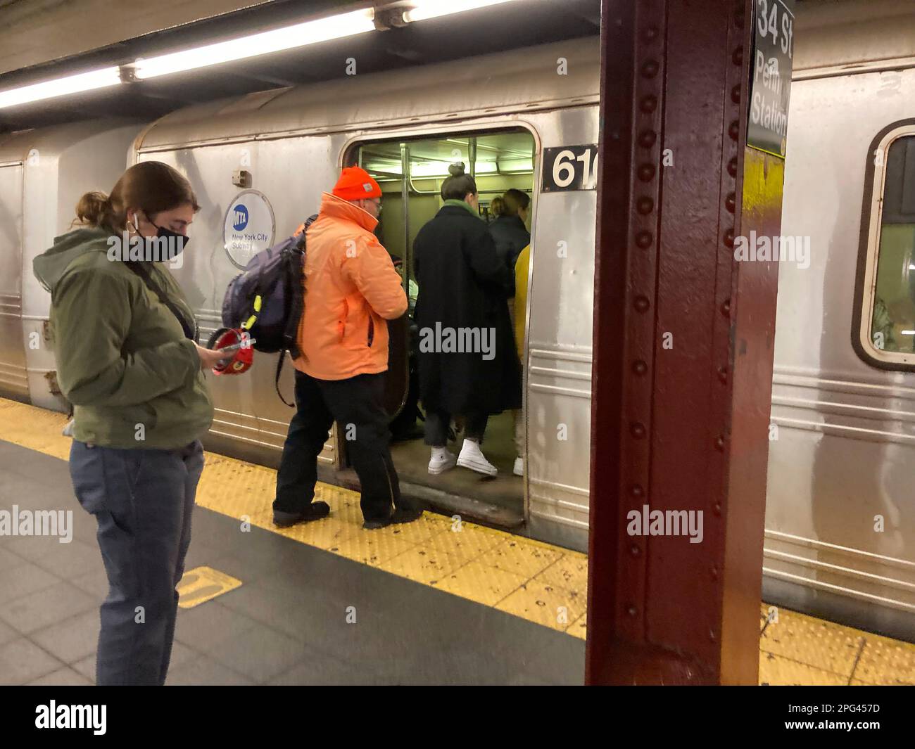 Subway Ridership Nyc subway riders on platform hi-res stock photography and images - Alamy