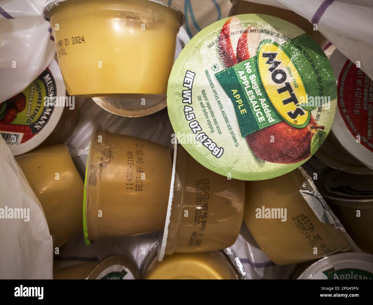A collection of single-serving apple sauce from a variety of brands including Mott’s from a food pantry in New York on Tuesday, March 14, 2023. (© Richard B. Levine) Stock Photo