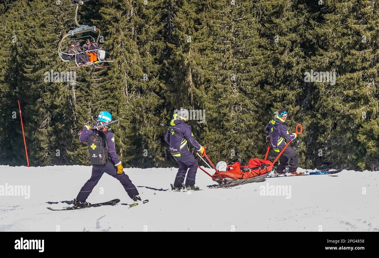 Abtransport verletzter Skifahrer, Wintersportgebiet Portes du Soleil, Haute-Savoie, Frankreich Stock Photo