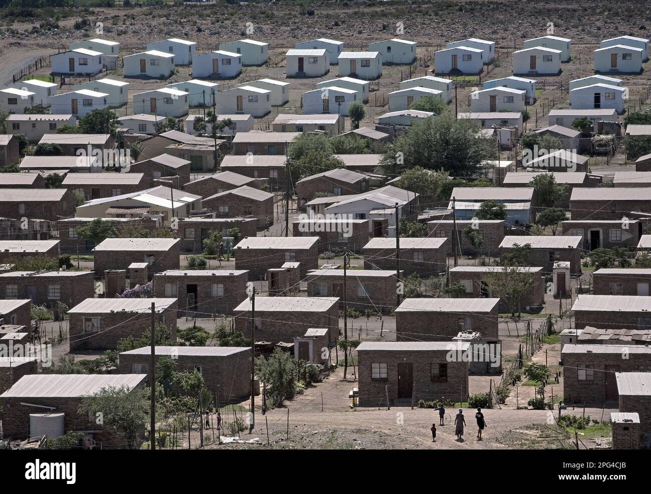 Older and more recent government subsidised so called 'RDP'  ( Redeployment and Development Programme ) houses stand on the outskirts of Steytlerville Stock Photo