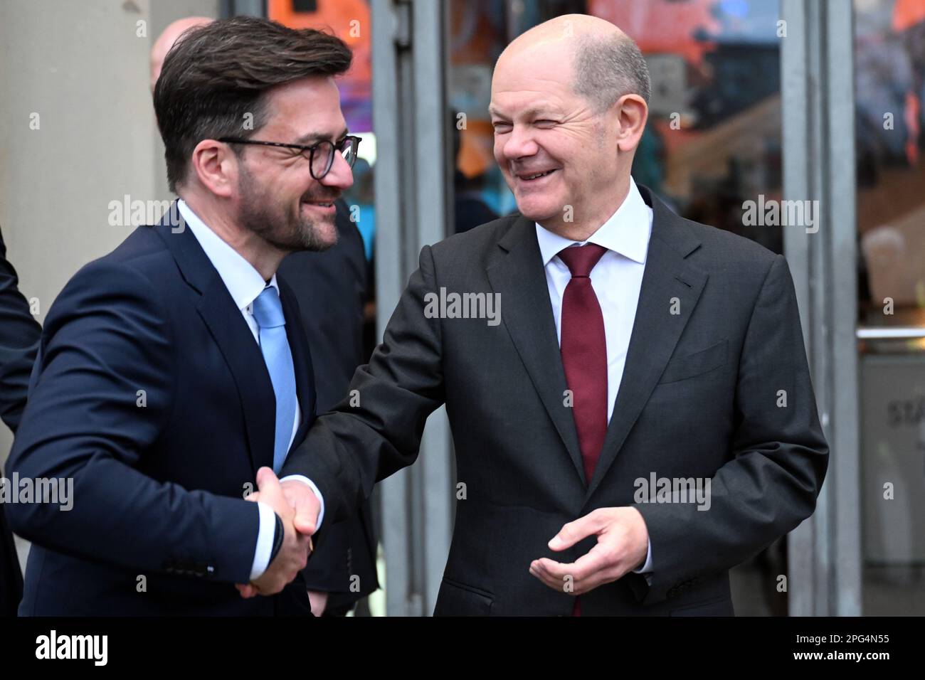 Duesseldorf, Germany. 20th Mar, 2023. Chancellor Olaf Scholz (SPD, r