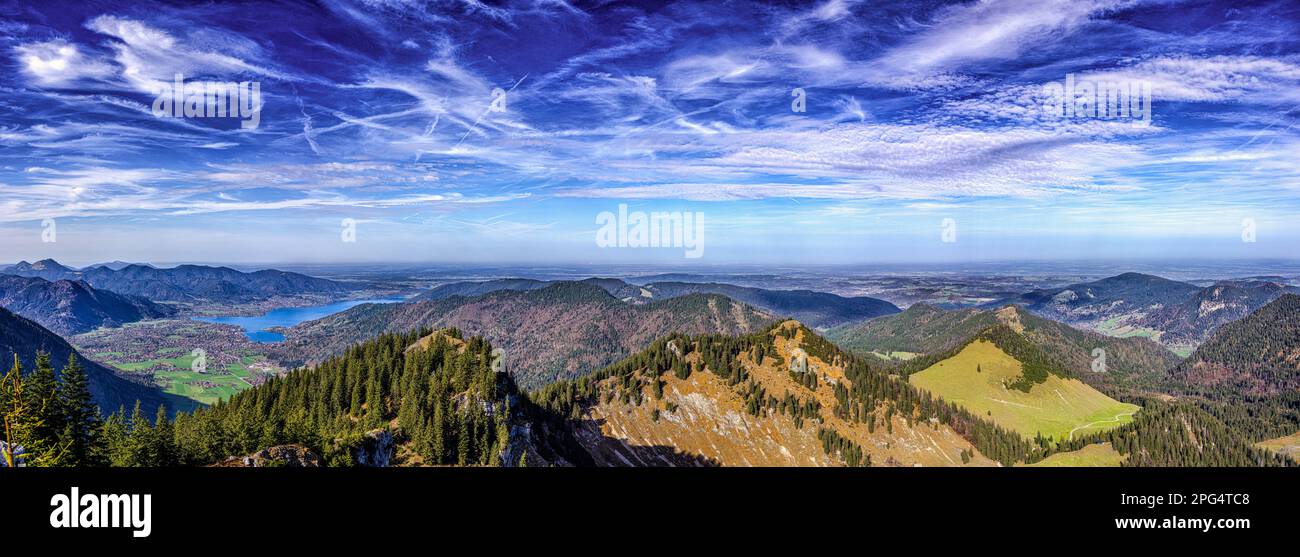 Malerisches Berg-Panorama  von einem Berggipfel Alpen,Tegernsee,Vorland,Horizont,Fernsicht,schöne Wolken Stock Photo