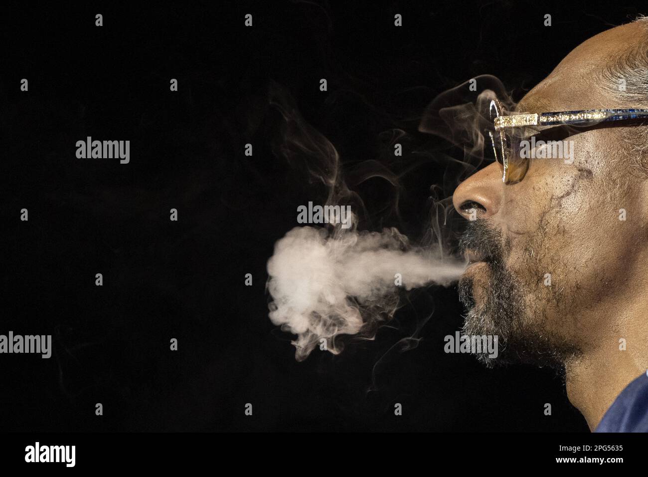 Snoop dogg smoking hi-res stock photography and images - Alamy, image size:1300x956
