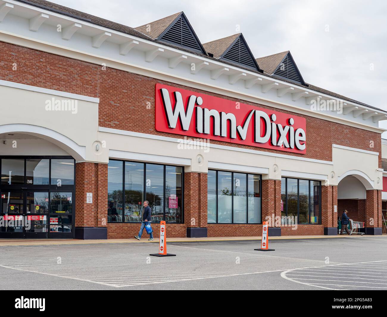Winn Dixie front exterior entrance to the supermarket or grocery store with the corporate logo sign in Montgomery Alabama USA. Stock Photo