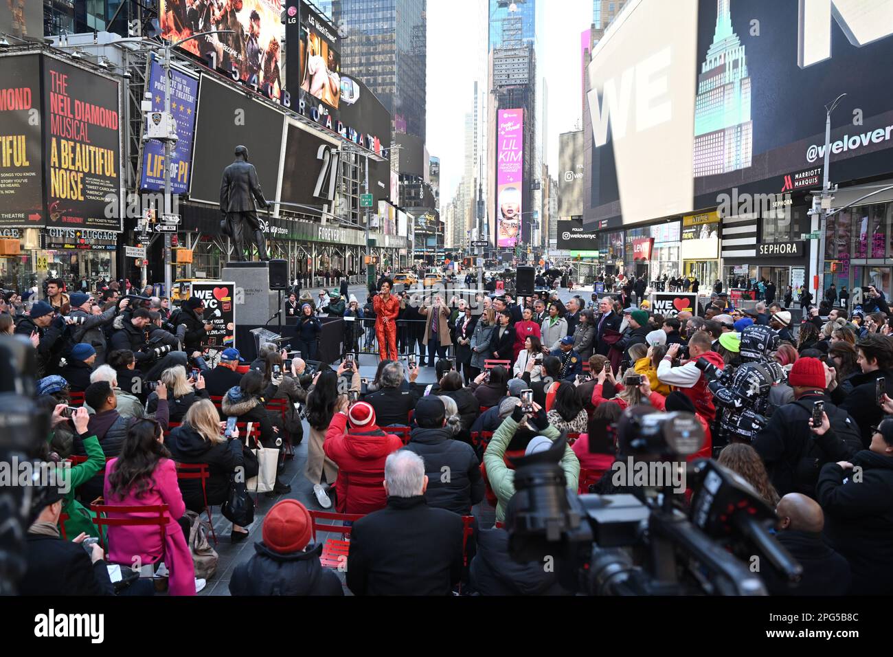 Anna Uzele sings the song "New York, New York" at the campaign launch