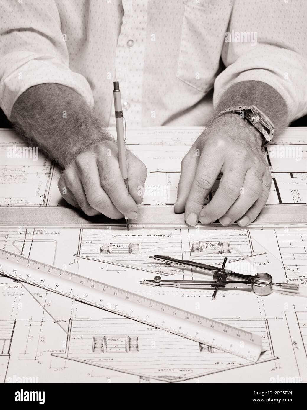 1970s HANDS ONLY OF A DRAFTSMAN WORKING ON HOUSE ELEVATION WITH MECHANICAL PENCIL SCALE RULER STRAIGHT EDGE AND COMPASS - d6150 HAR001 HARS B&W SKILL OCCUPATION STRUCTURE SKILLS HIGH ANGLE RULER CAREERS OCCUPATIONS CONNECTION DRAFTING PRECISE ELEVATION CREATIVITY PRECISION YOUNG ADULT MAN BLACK AND WHITE CAUCASIAN ETHNICITY DRAFTSMAN HANDS ONLY HAR001 OLD FASHIONED Stock Photo