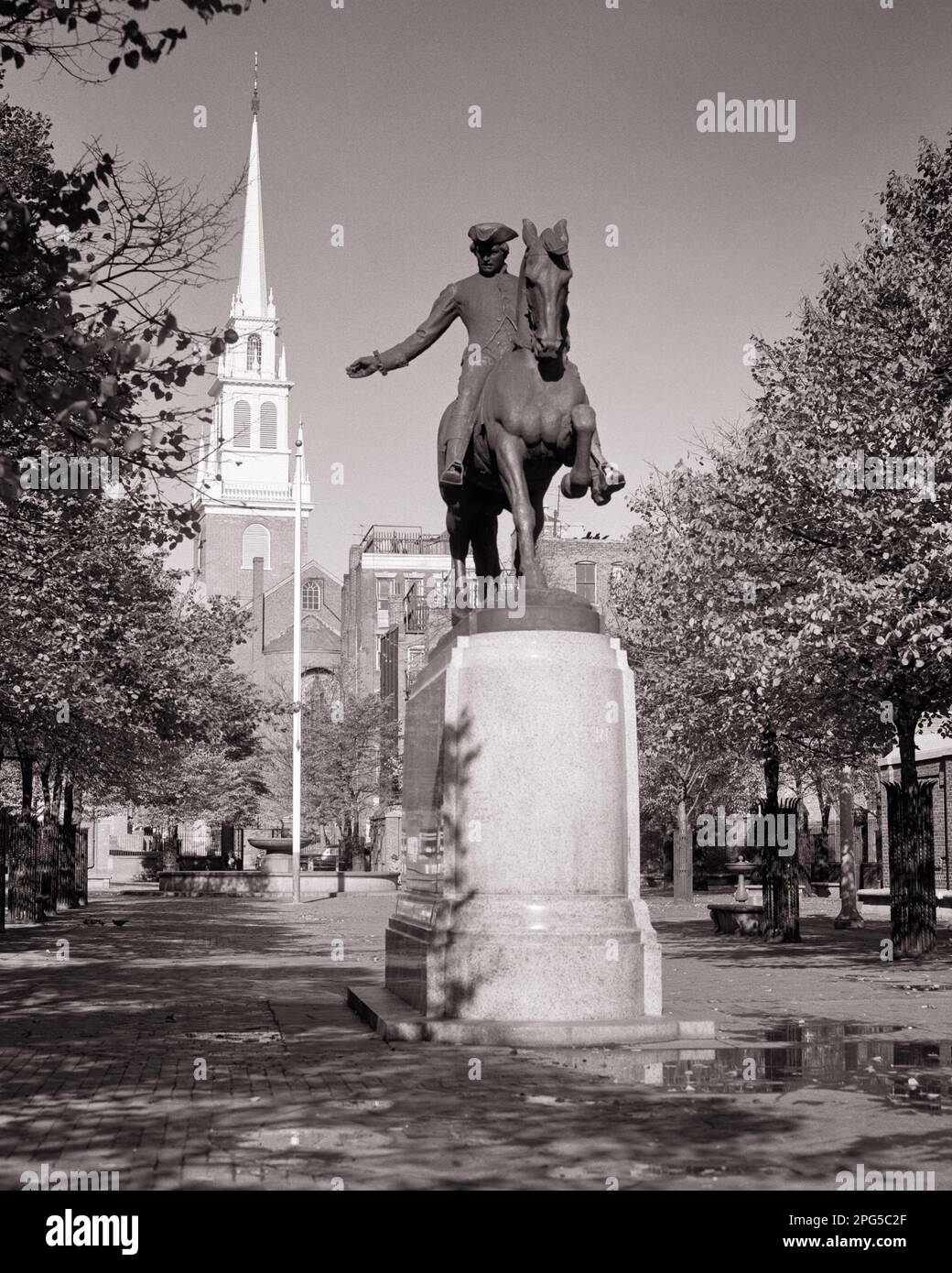 1950s PAUL REVERE STATUE AND OLD NORTH CHURCH BOSTON MASSACHUSETTS USA - h2513 HAR001 HARS FREEDOM NORTH AMERICAN WARS STRATEGY AND LEADERSHIP WAR OF INDEPENDENCE REVOLT AMERICAN REVOLUTIONARY WAR 1770s COLONIES HERO MA 1775 BLACK AND WHITE HAR001 OLD FASHIONED Stock Photo