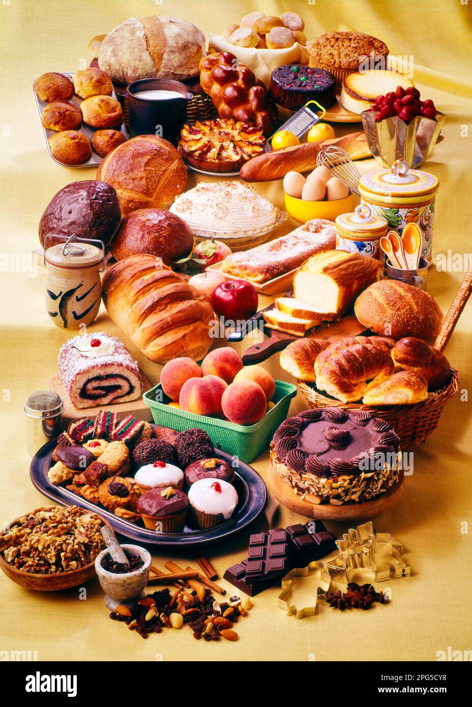 1980s LARGE ASSORTMENT OF BAKERY GOODS BREADS CAKES PIES ROLLS DONUTS COOKIES AND INGREDIENTS EGGS CHOCOLATE FRUIT NUTS  - kf12954 PHT001 HARS POUND CAKE ASSORTMENT OLD FASHIONED Stock Photo