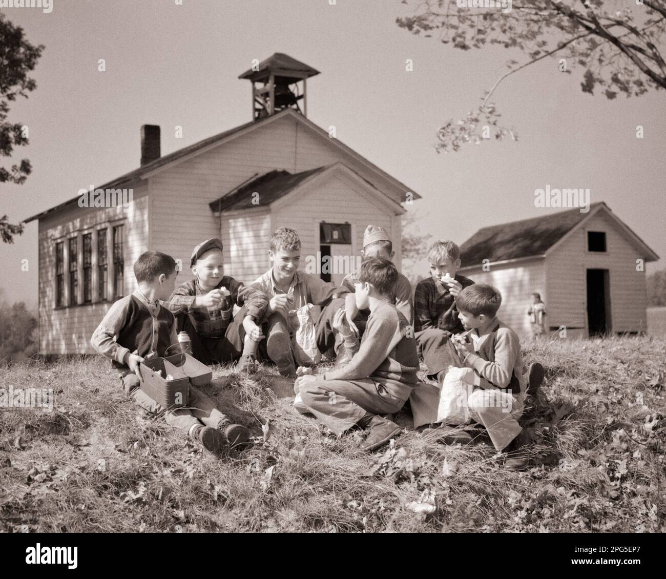 1950s SEVEN FARM BOYS SITTING IN A GROUP TOGETHER OUTSIDE COUNTRY SCHOOLHOUSE EATING LUNCHES NEAR TIDIOUTE PENNSYLVANIA USA - s3743 HEL001 HARS LIFESTYLE HISTORY RURAL NATURE COPY SPACE FRIENDSHIP FULL-LENGTH MALES B&W SCHOOLS GRADE HAPPINESS EXTERIOR LOW ANGLE NUTRITION PA SEVEN FALL SEASON NEAR PRIMARY SCHOOLHOUSE COMMONWEALTH CONNECTION 7 CONSUME CONSUMING FRIENDLY KEYSTONE STATE LUNCHES NOURISHMENT SUPPORT GRADE SCHOOL GROWTH JUVENILES TOGETHERNESS AUTUMNAL BLACK AND WHITE CAUCASIAN ETHNICITY FALL FOLIAGE OLD FASHIONED Stock Photo