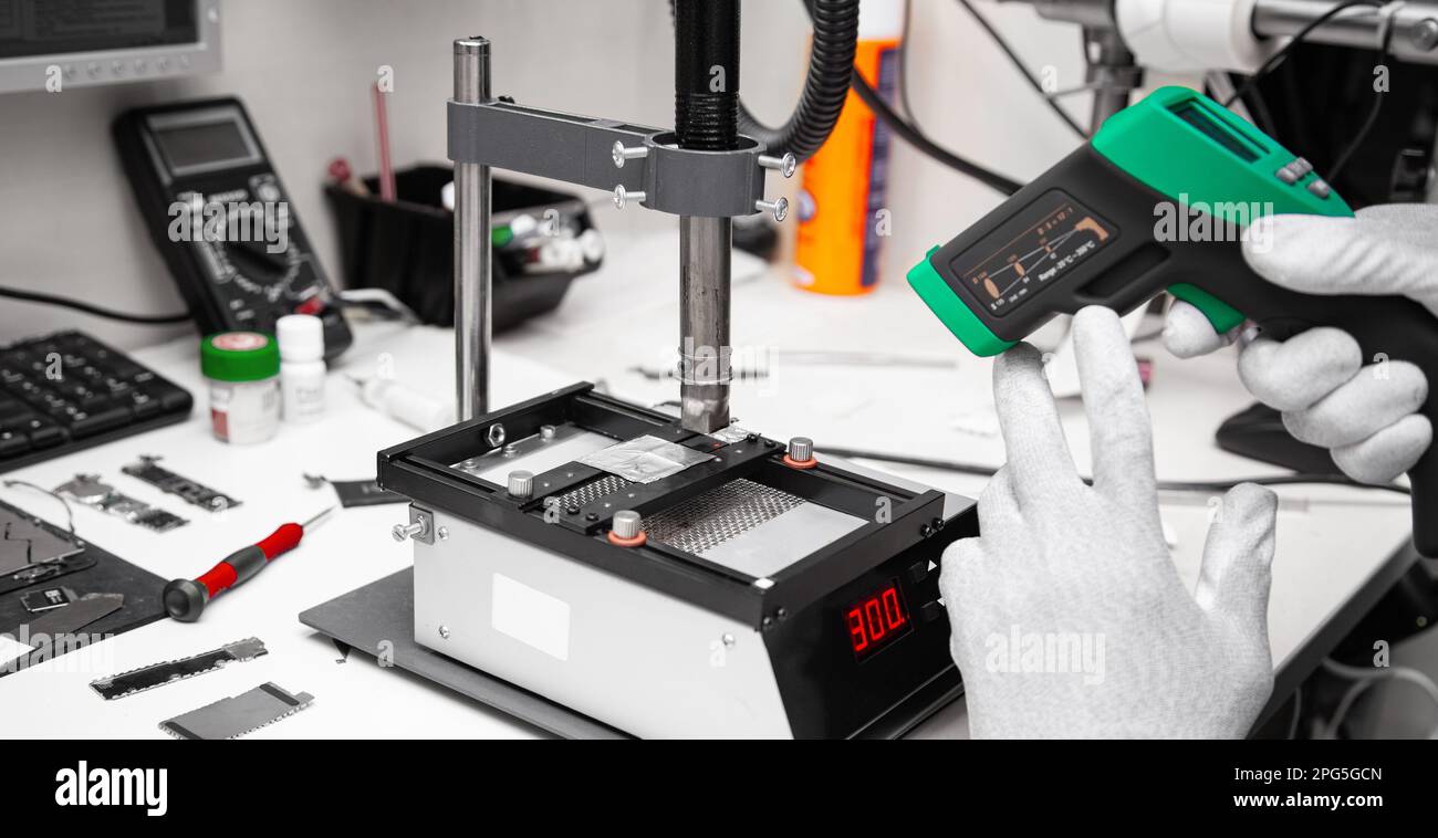 The master measures the temperature of the microchip at the