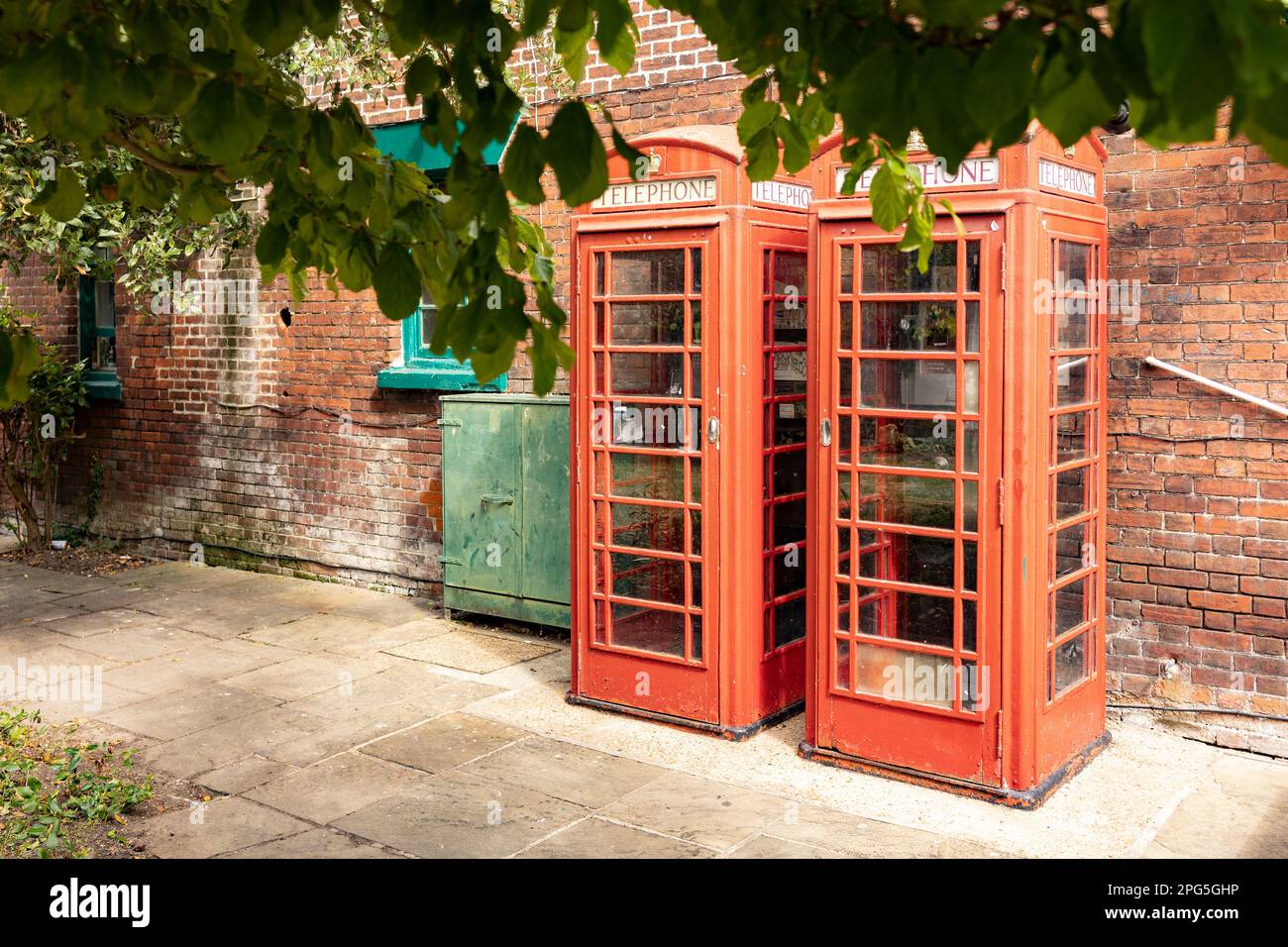Typical English Red Phone Box Stock Photo Alamy