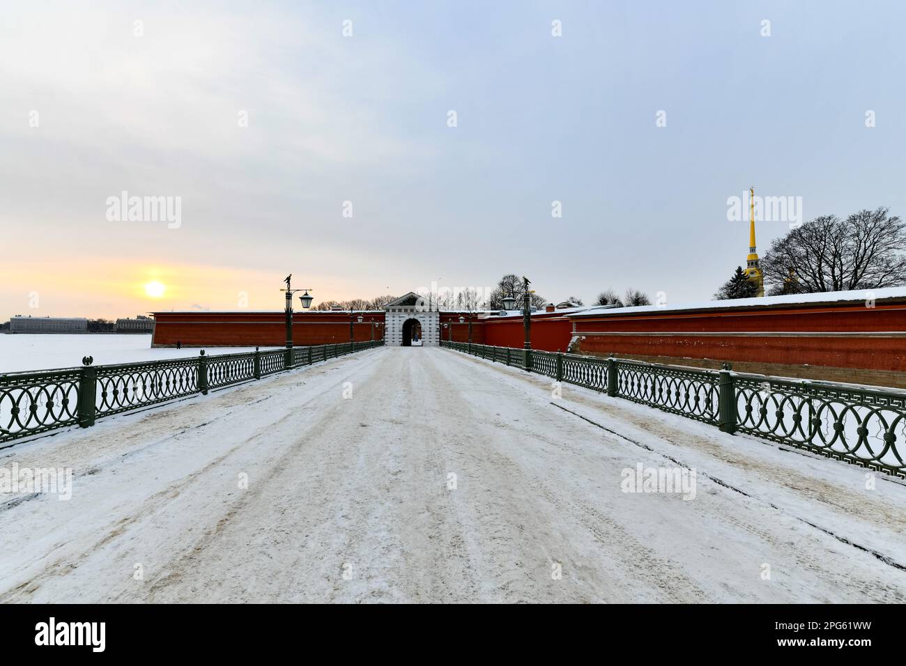 Ioannovskiy bridge and Entrance gate to Ioannovskiy Ravelin in Peter ...