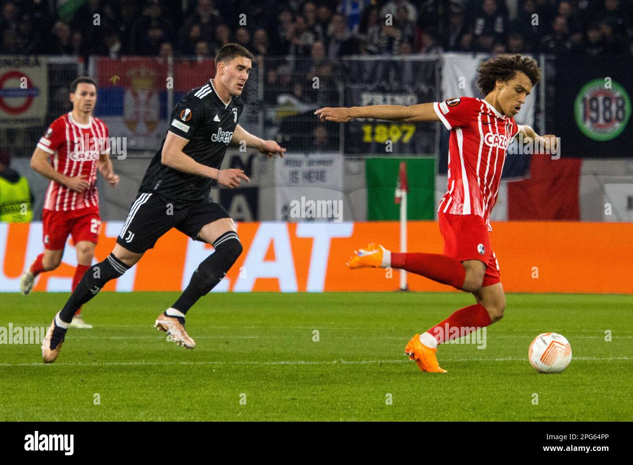 Dusan VLAHOVIC (Juventus Turin) tackles Kiliann SILDILLIA (SC Freiburg) Stock Photo