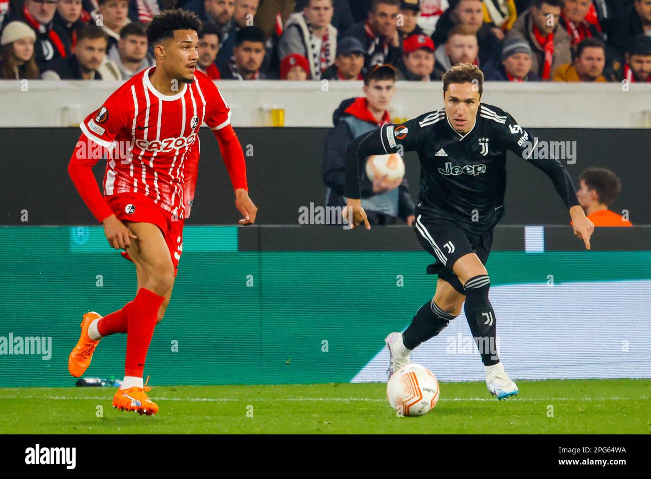 Kenneth SCHMIDT (SC Freiburg) in a duel with Federico CHIESA (Juventus  Turin Stock Photo - Alamy, image size:1300x956
