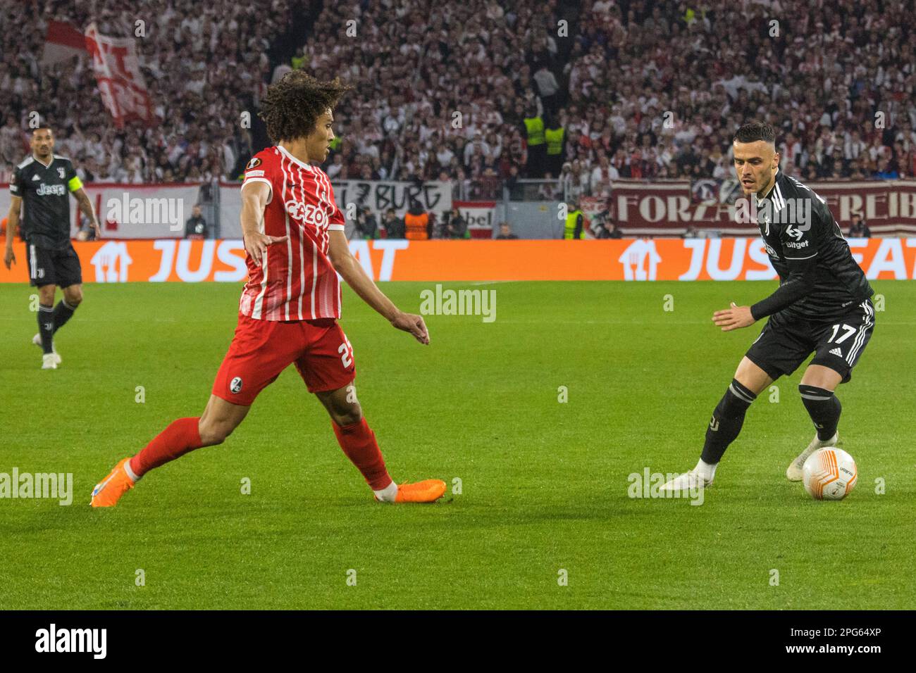 Kiliann SILDILLIA (SC Freiburg) left, tackles Filip KOSTIC (Juventus Turin) Stock Photo