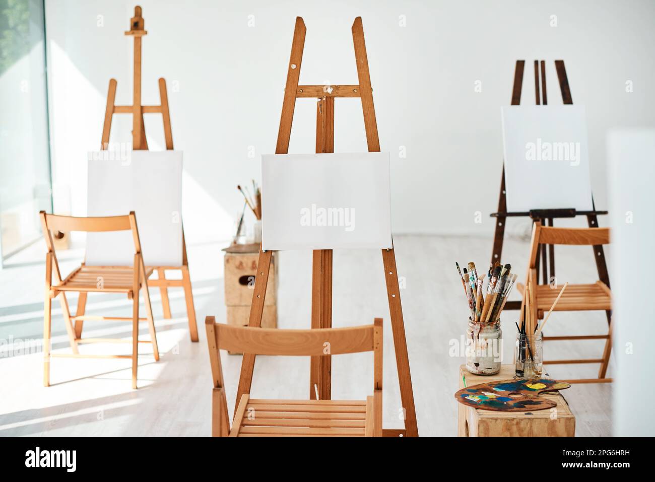 Wooden art easels hi-res stock photography and images - Alamy