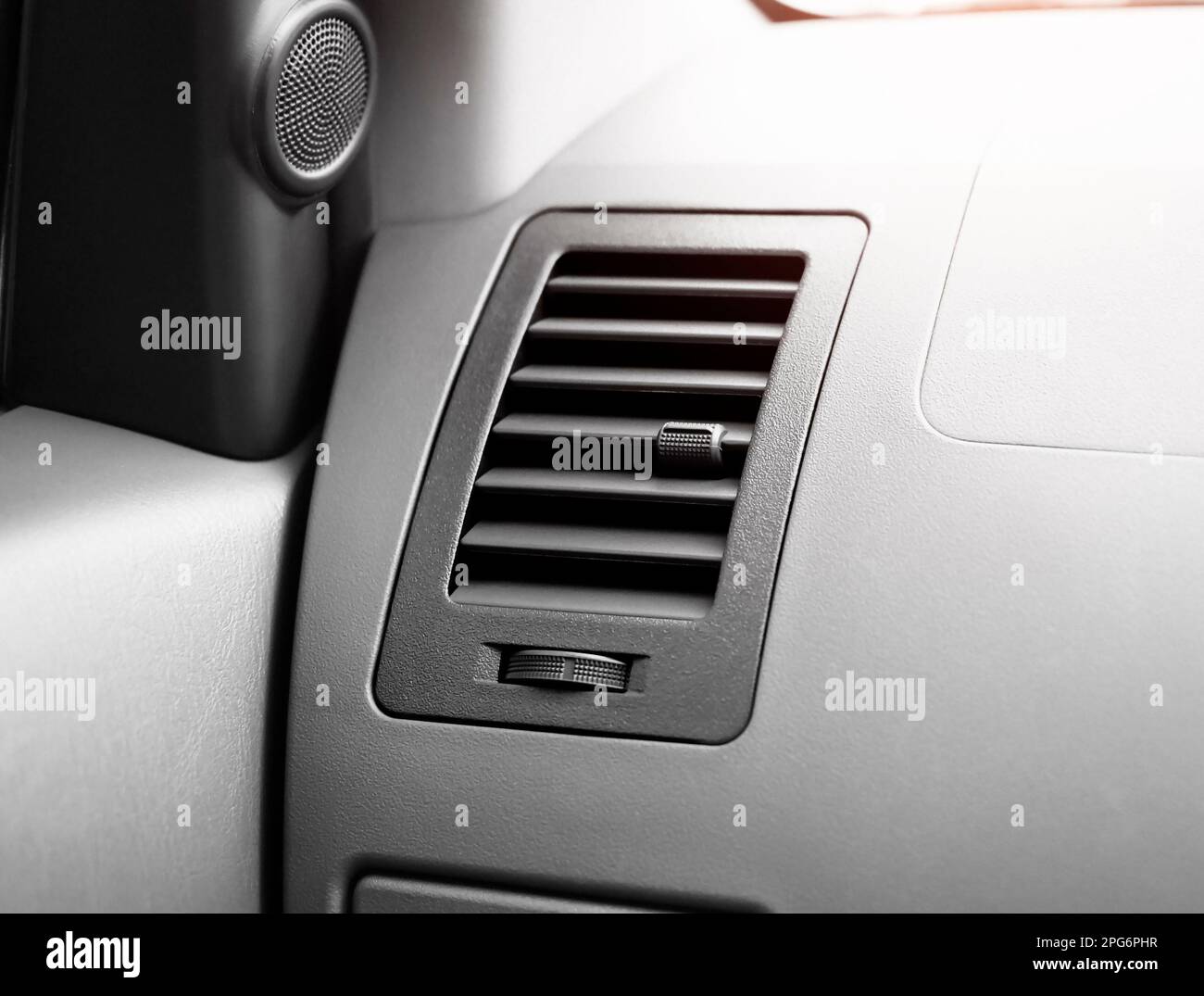 The air vent with a dial to adjust the wind power and direction of the