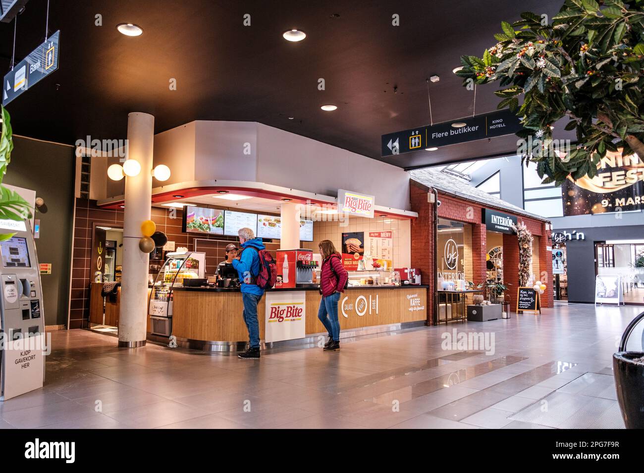 Sandnes, Norway, March 11 2023, Man And Woman Couple  Being Served At A Shopping Mall Drink And Food Kiosk Stock Photo