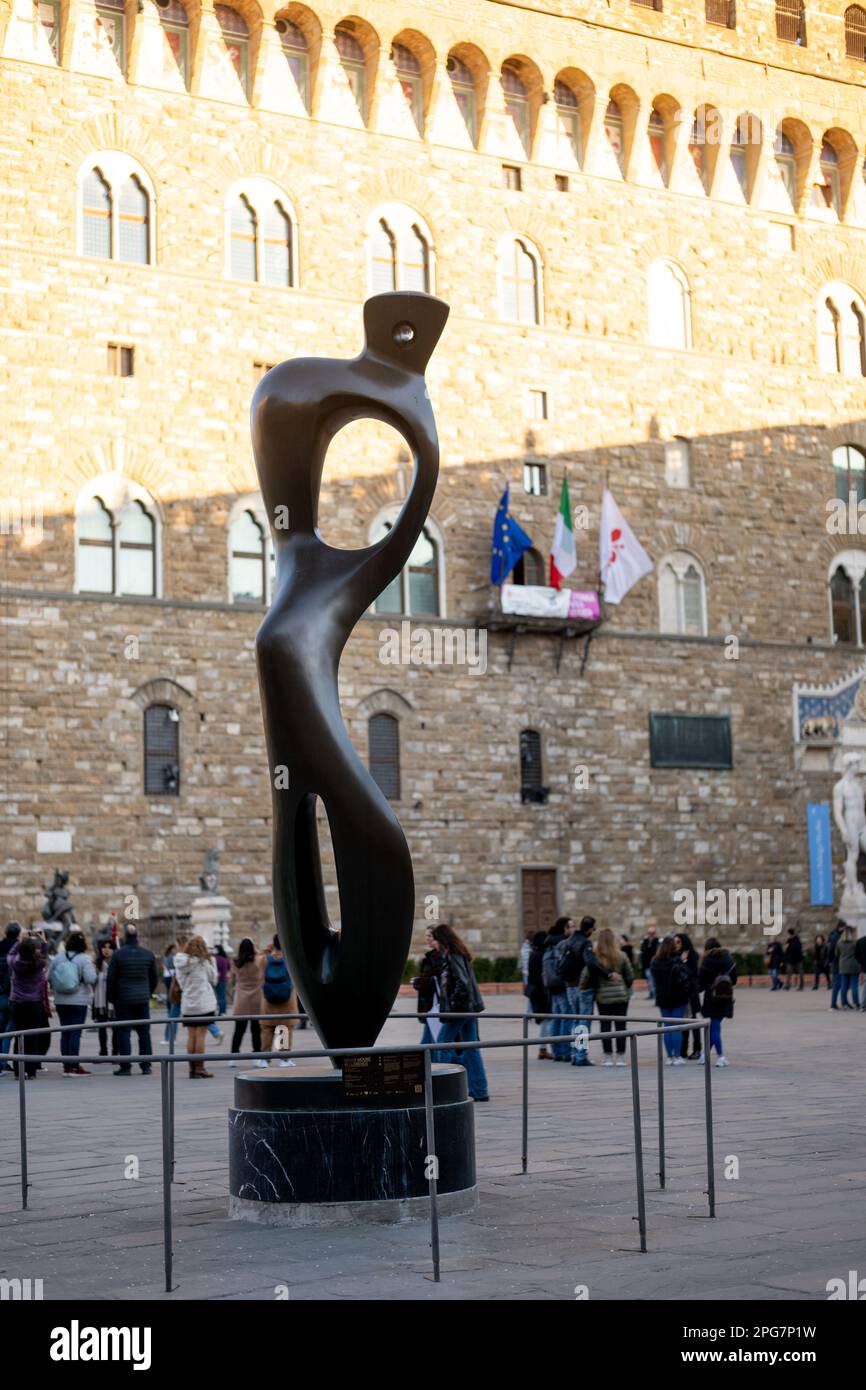 Henry Moore's sculpture 'Large Interior Form' on temporary display in the Piazza della Signoria in Florence, September 2022 until end of March 2023 Stock Photo