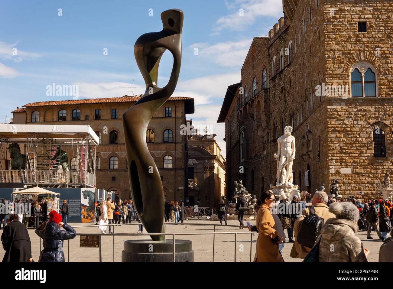 Henry Moore's sculpture 'Large Interior Form' on temporary display in the Piazza della Signoria in Florence, September 2022 until end of March 2023 Stock Photo