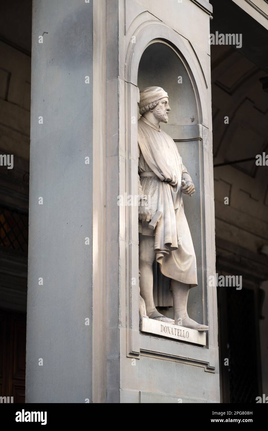 statues of Italian geniuses in niches around the